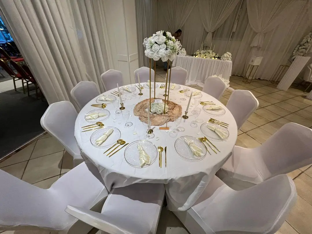 Décoration de Table – Blanc & Doré ✨